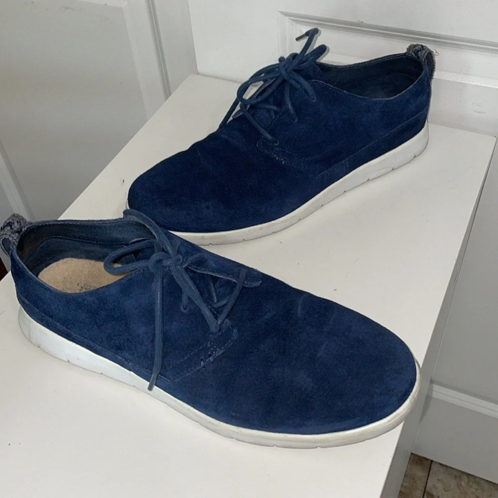 UGG Men’s Treadlite Chukka Boots size 11 Genuine Suede Embroidered Pull-on Logo